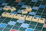 Scrabblesteine mit dem Wort Steuern