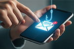 Smartphone mit Mail-Icon und Angelhaken