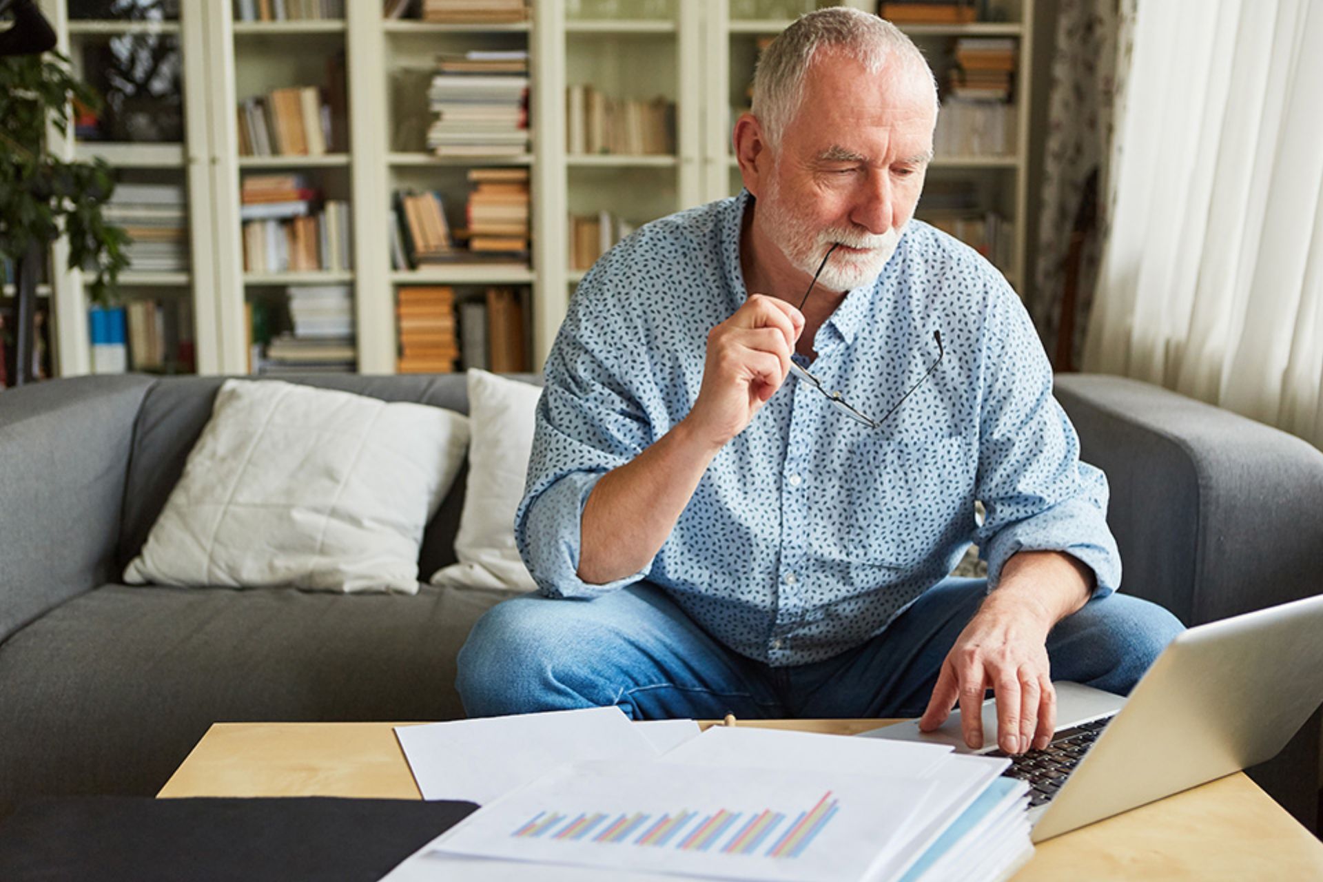 Älterer Mann füllt Unterlagen aus