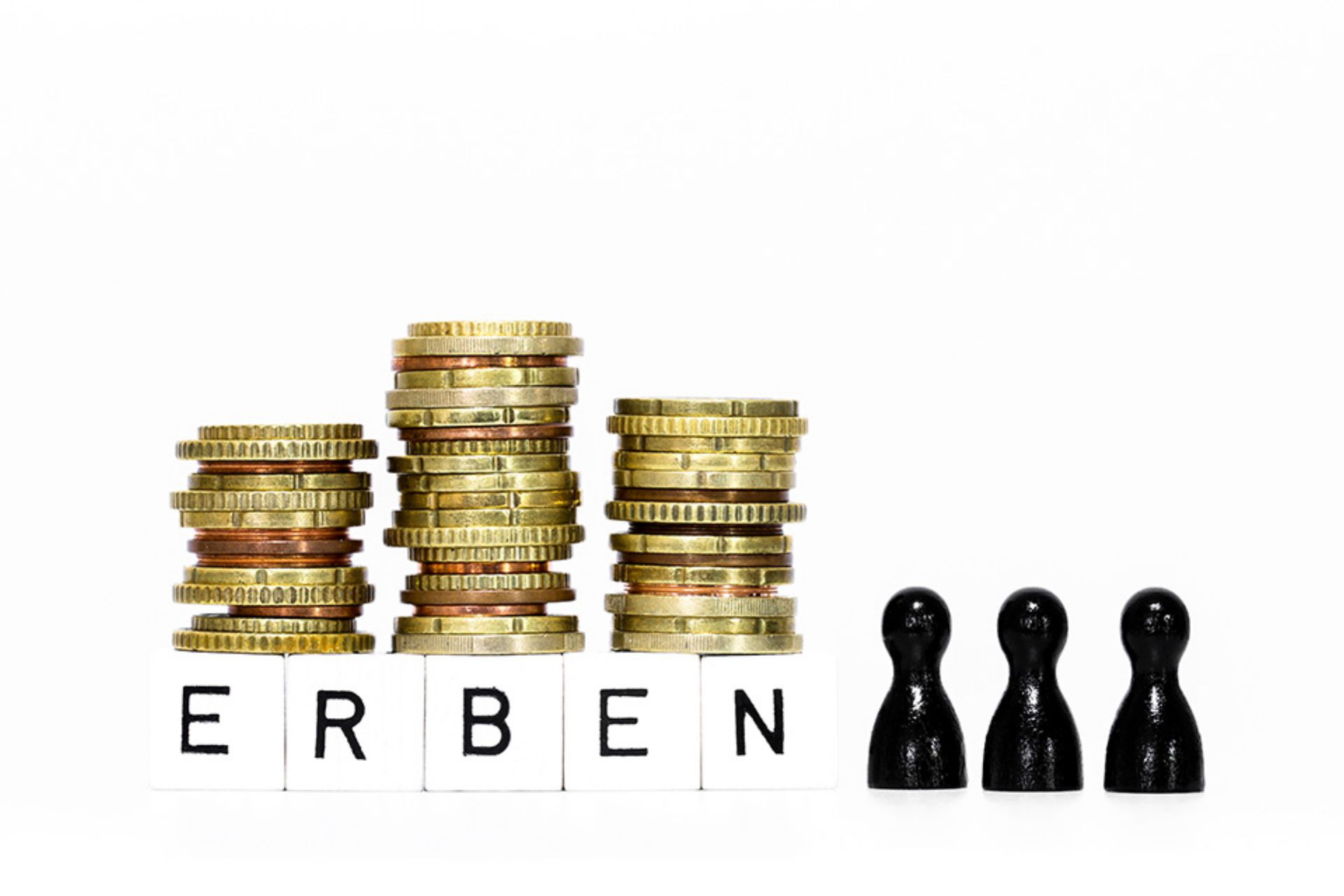 Münzen, Spielfiguren und weiße Würfel